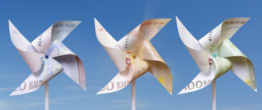 Ilustratīvs attēls vēja turbīnas no banknotēm