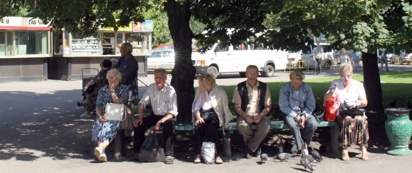 Cilvēki sēž uz soliņa parkā, ilustratīvs attēls