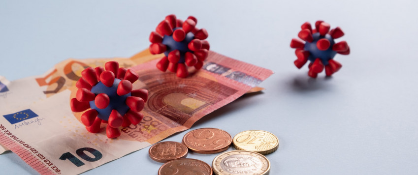 Eiro banknotes un koronavīrusa molekulas, ilustratīvs attēls