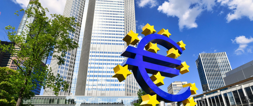 ECB ēka un eiro simbols Frankfurtē