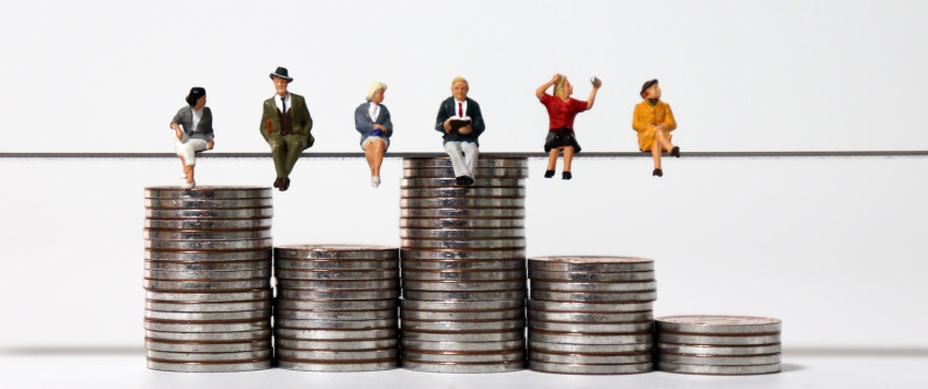 Miniatūri cilvēciņi un nauda, ilustratīvs attēls