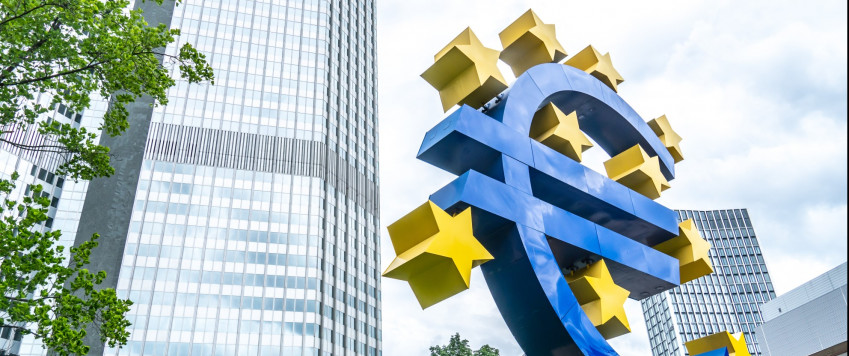 Eiro simbols pie ECB ēkas Frankfurtē