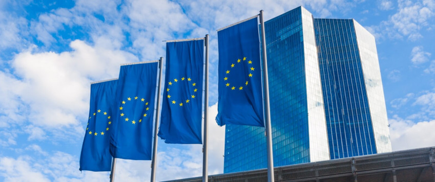ECB ēka un Eiropas karogi pie tās