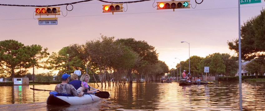 Ilustratīvs attēls: plūdi ielās, cilvēki pārvietojas ar laivām