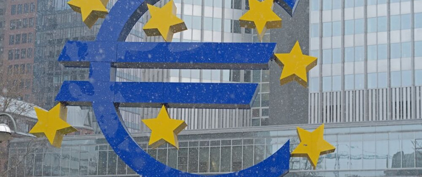 Ilustratīvs attēls: euro zīme pie ECB ēkas ziemā