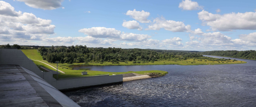 Latvijas ainava ar Pļaviņu HES.