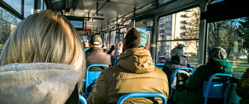 Ilustratīvs attēls ar cilvēkiem tramvajā
