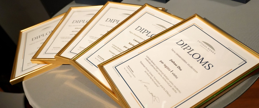 Ilustratīvs attēls ar diplomiem