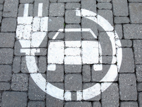 Elektromobilitātes simbols uz bruģa, ilustratīvas attēls