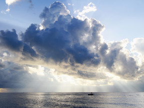 Apmākušās debesis virs jūras, ilustratīvs attēls