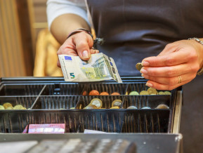 Pārdevējs kasē liek eiro banknotes, ilustratīvs attēls