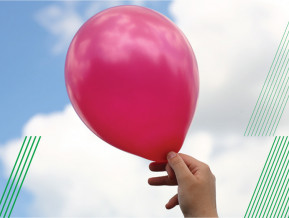 Cilvēks tur balonu, ilustratīvs attēls