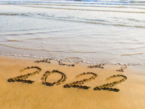 Viļņi noskalo 2021 un smiltīs redzams 2022