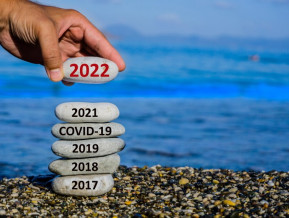 Ilustratīvs attēls - akmens salikti viens uz otra, virsējais 2022