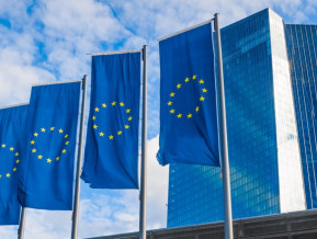 ECB ēka un Eiropas karogi pie tās