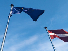 Ilustratīvs attēls ES un Latvijas karogi