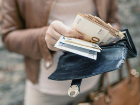 Ilustratīvs attēls: sieviete ar naudas maku un eiro zīmēm