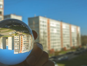 Ilustratīvs attēls daudzdzīvokļu ēka, stikla lode