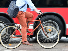 Ilustratīvs attēls velo un autobuss