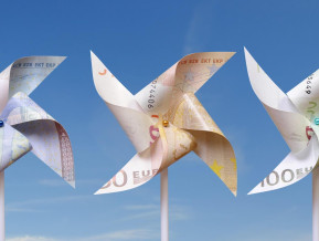 Ilustratīvs attēls vēja turbīnas no banknotēm