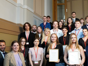 Ilustratīvs attēls studenti laureāti