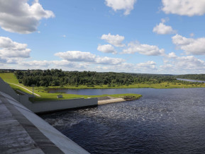 Latvijas ainava ar Pļaviņu HES.