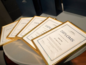 Ilustratīvs attēls ar diplomiem